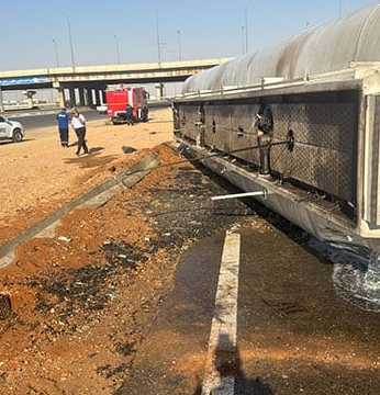 انقلاب سيارة مواد بترولية بطريق السويس الصحراوى