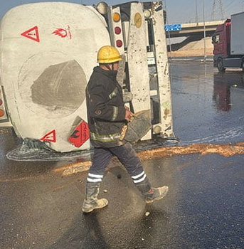 انقلاب سيارة مواد بترولية بطريق السويس الصحراوى