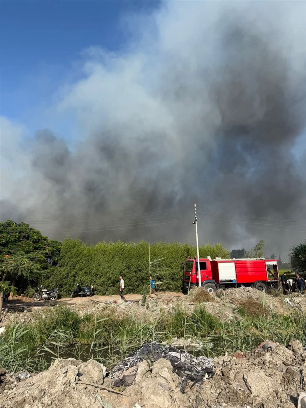 السيطرة على حريق هائل بمصنع ملابس جاهزة بطريق المحلة - شبيش دون إصابات