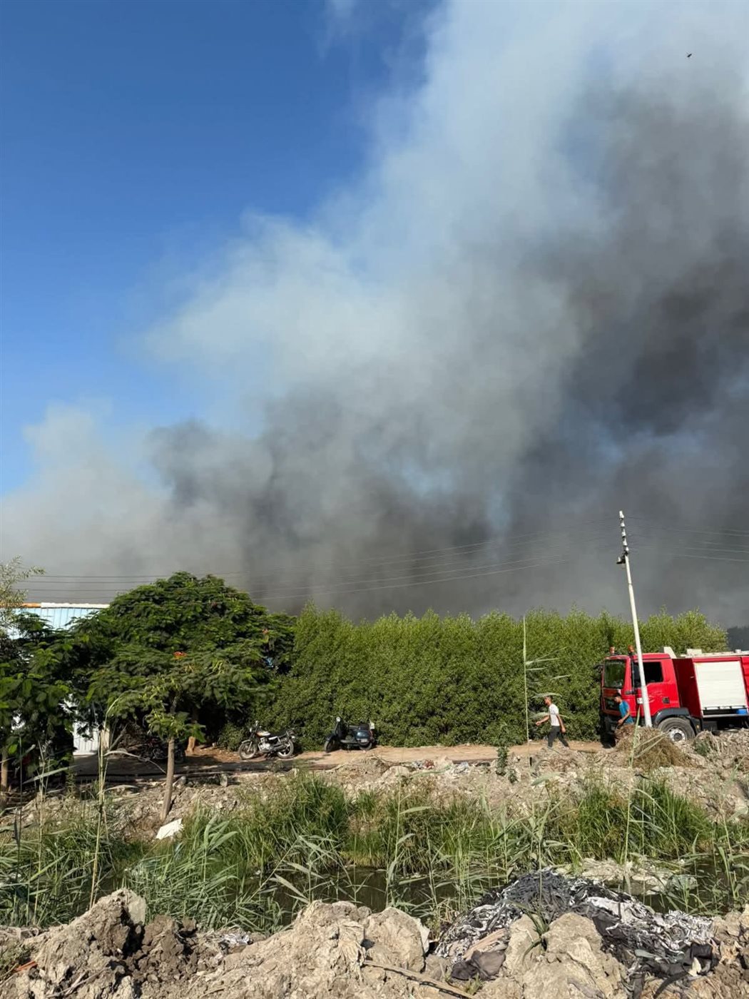 السيطرة على حريق هائل بمصنع ملابس جاهزة بطريق المحلة - شبيش دون إصابات