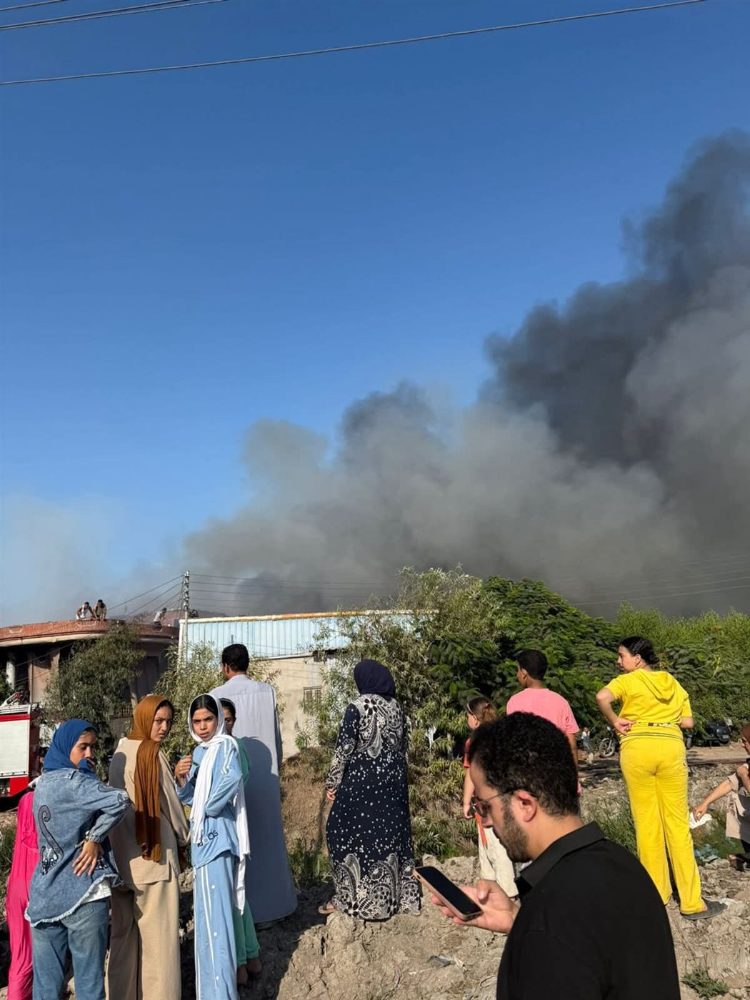 السيطرة على حريق هائل بمصنع ملابس جاهزة بطريق المحلة - شبيش دون إصابات