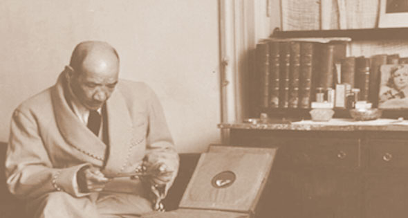 أحمد رامى فى مكتبه