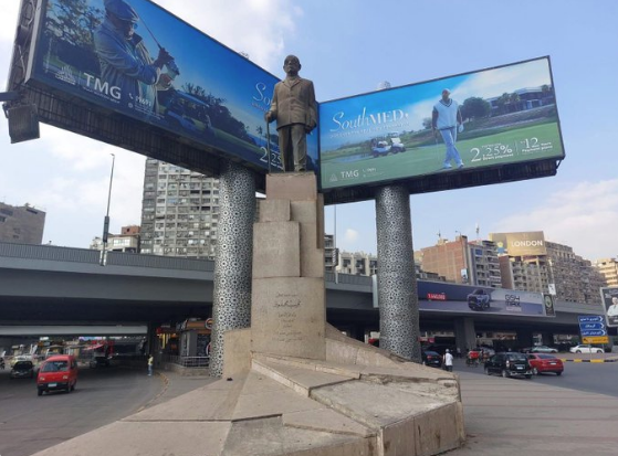 لوحات إعلانية تحيط تمثال نجيب محفوظ، فيتو