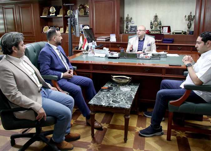 محافظ بني سويف يستقبل مديرا التأمين الصحي