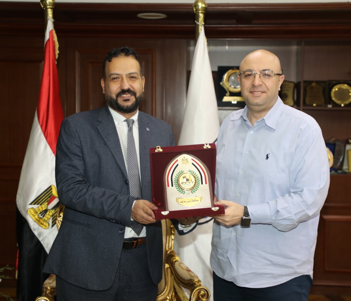 محافظ بني سويف يكرم مدير التأمين الصحي