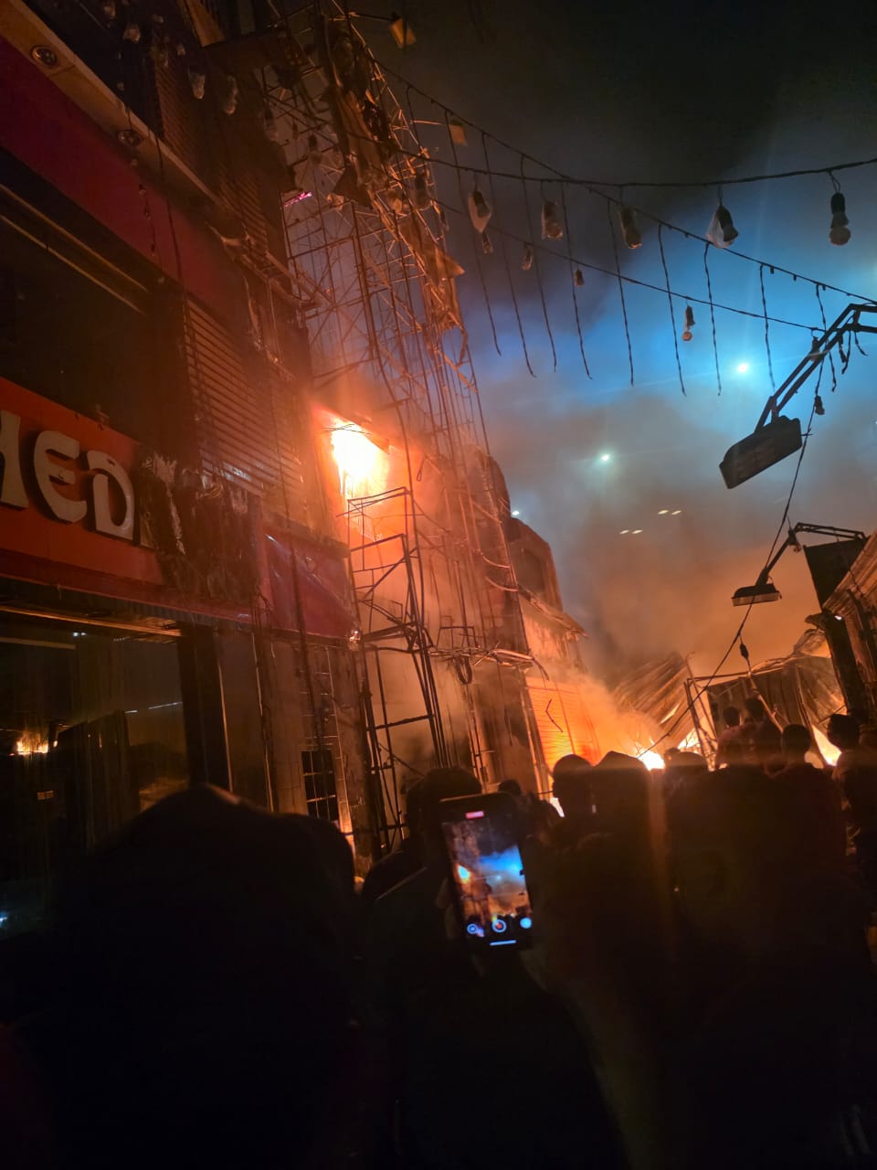 حريق هائل بعدد من المحال شبرا الخيمة، فيتو 