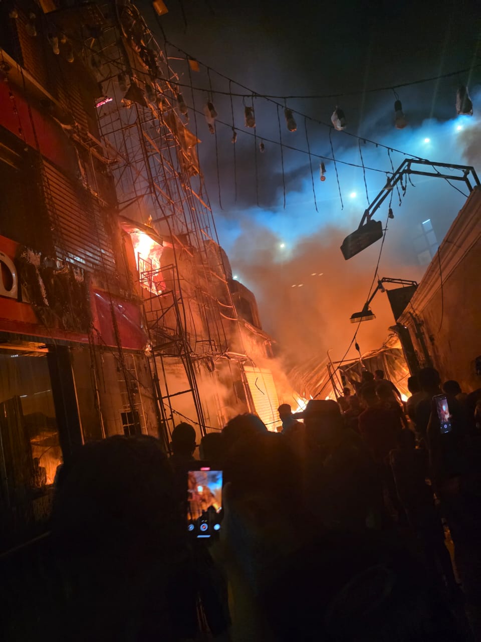 حريق هائل بعدد من المحال شبرا الخيمة، فيتو