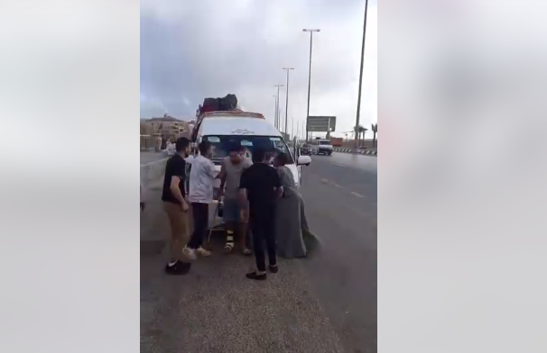 أهالي يتجمعون حول سيارة ميكروباص، فيتو