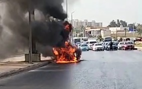 تفحم سيارة ملاكي التهمتها النيران بالمقطم