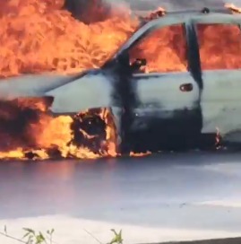 تفحم سيارة ملاكي التهمتها النيران بالمقطم