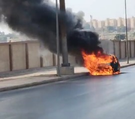 تفحم سيارة ملاكي التهمتها النيران بالمقطم