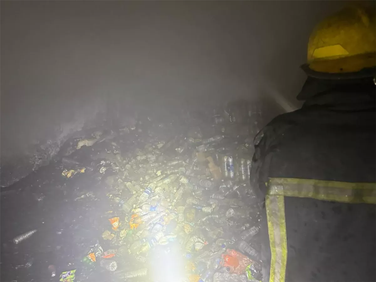 حريق مخزن مواد غذائية بالزيتون