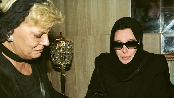 نجاة الصغيرة مع نادية لطفى فى عزاء سعاد حسنى