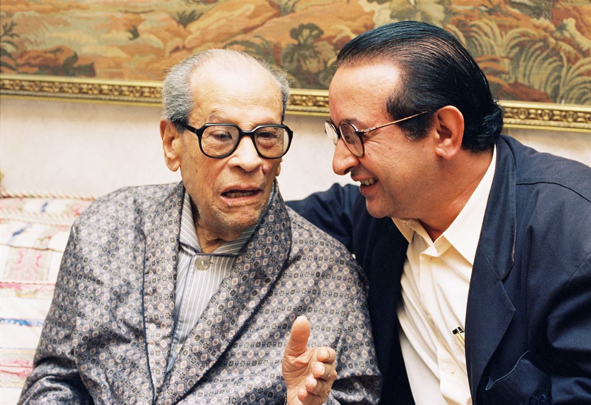 الاديب نجيب محفوظ ونور الشريف 