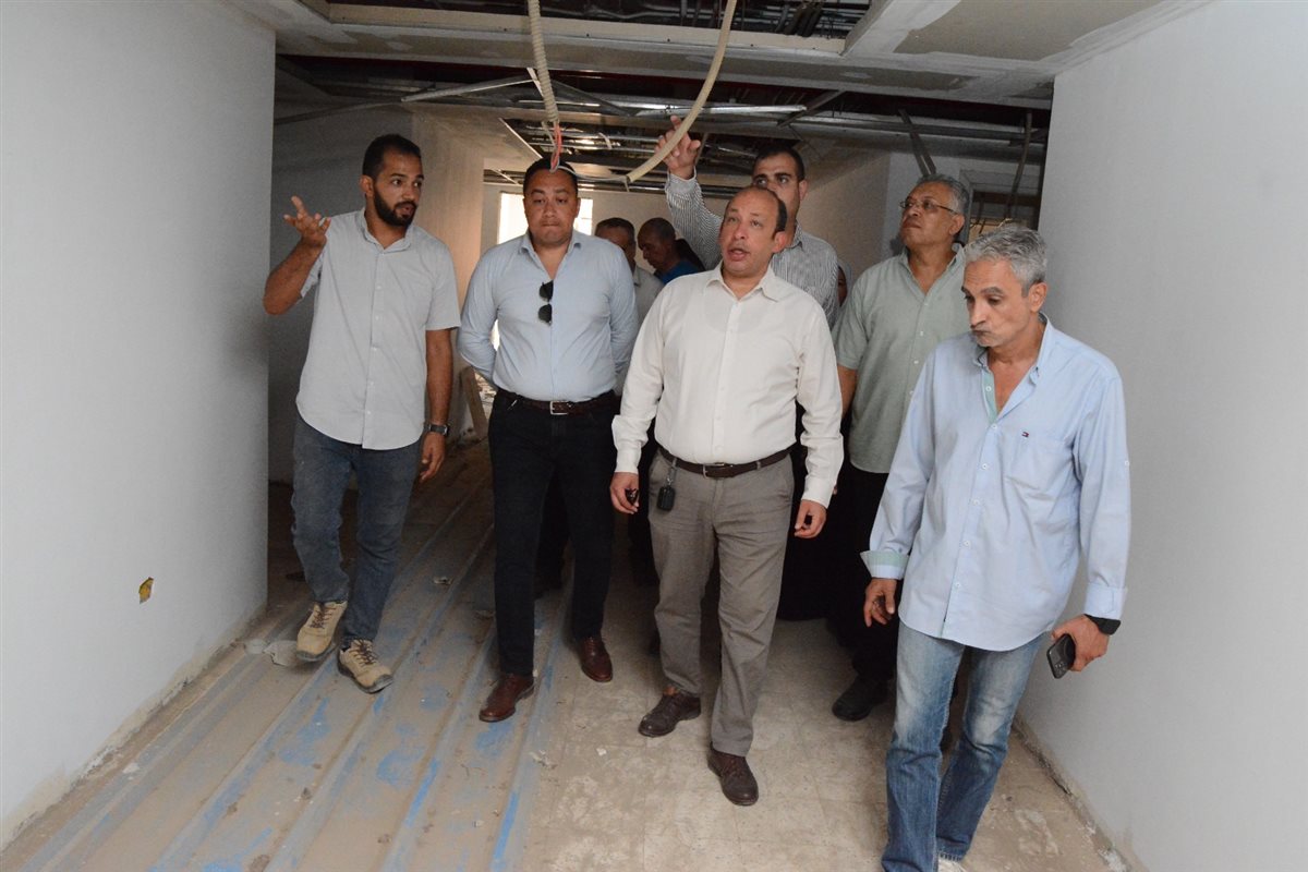 د. حسام صلاح خلال الجولة بمستشفى ثابت ثابت