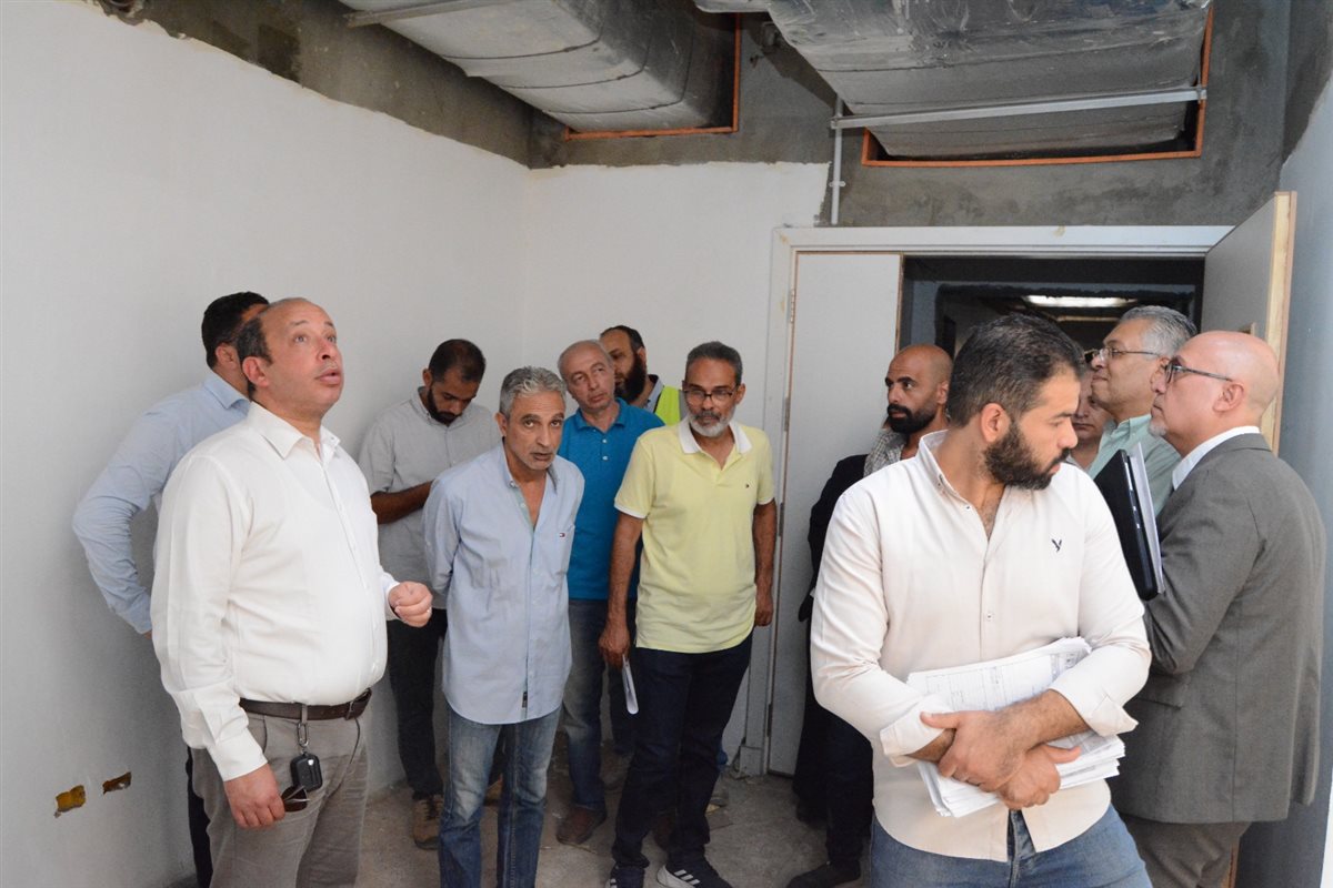 د. حسام صلاح خلال الجولة بمستشفى ثابت ثابت