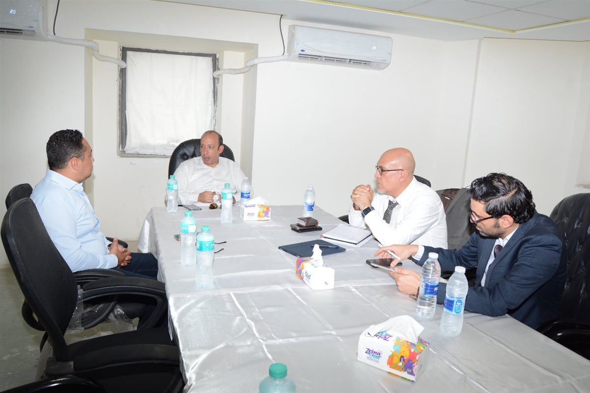 د. حسام صلاح خلال الجولة بمستشفى ثابت ثابت