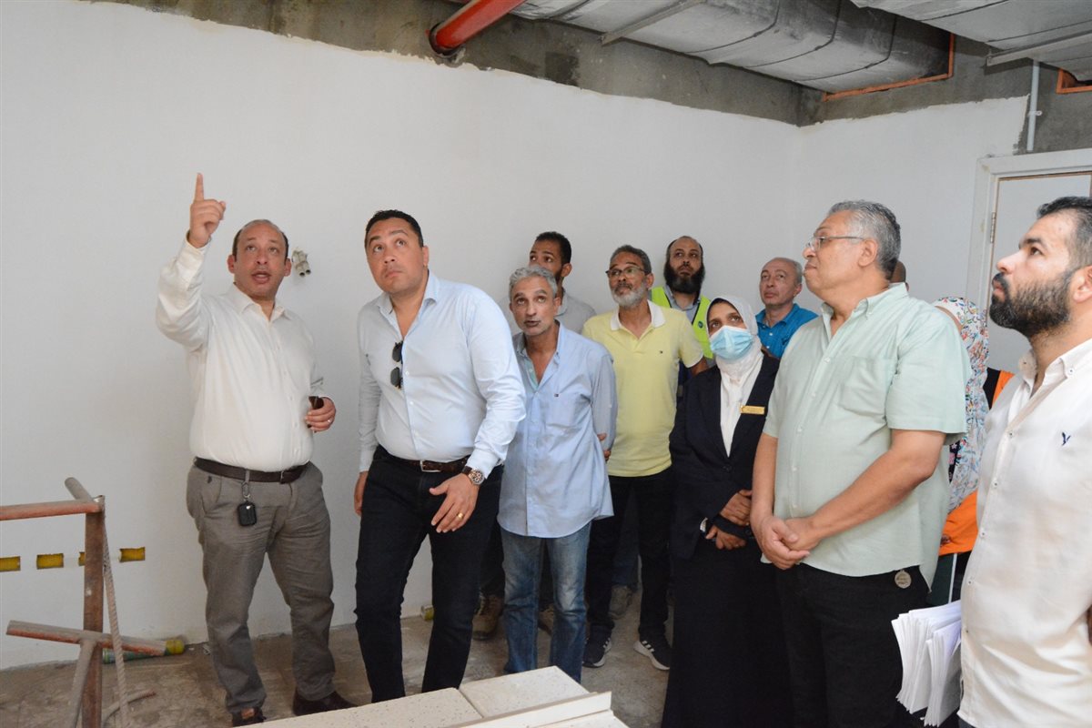 د. حسام صلاح خلال الجولة بمستشفى ثابت ثابت