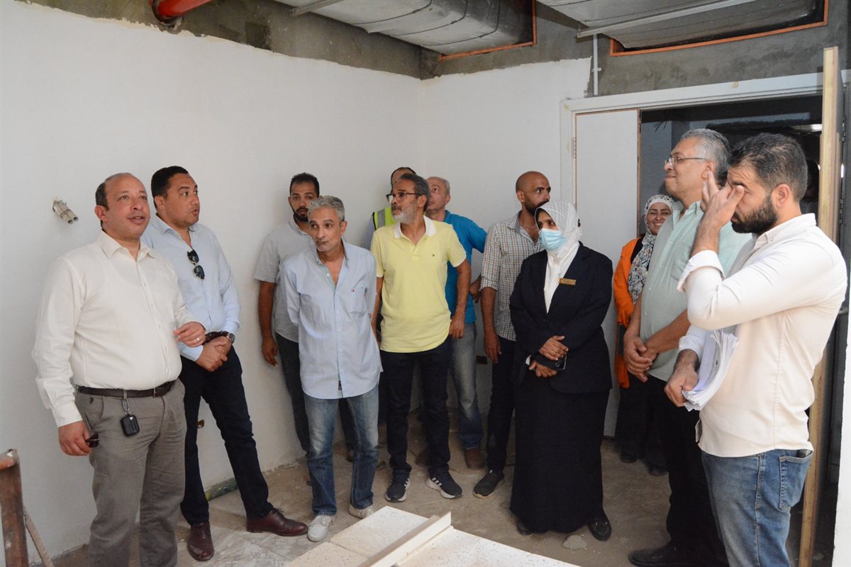 د. حسام صلاح خلال الجولة بمستشفى ثابت ثابت