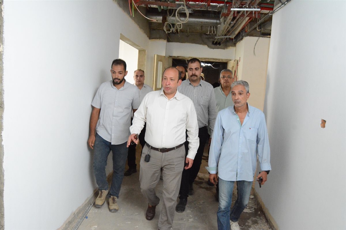 د. حسام صلاح خلال الجولة بمستشفى ثابت ثابت