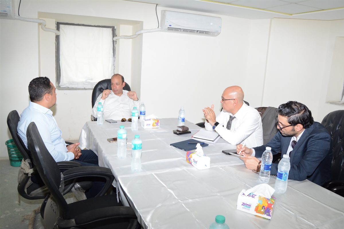 د. حسام صلاح خلال الجولة بمستشفى ثابت ثابت