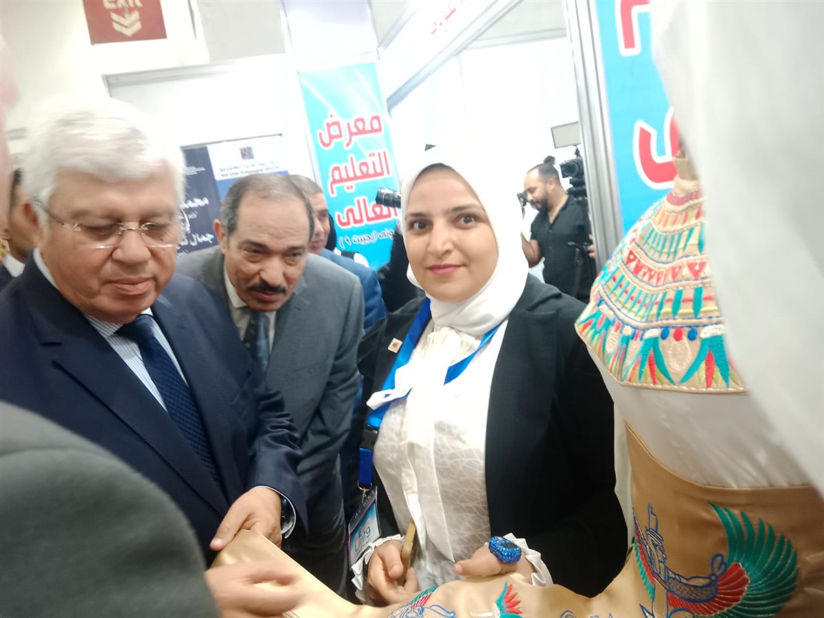 وزير التعليم العالي يتفقد أجنحة المعرض