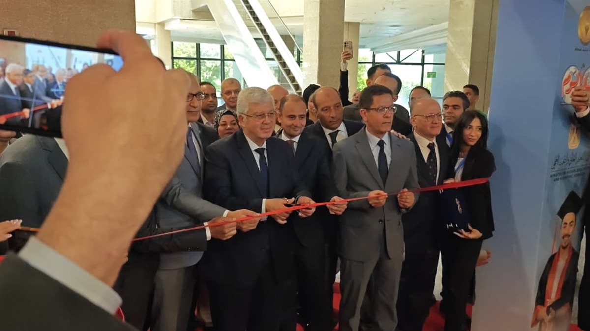 وزير التعليم العالي يتفقد أجنحة المعرض