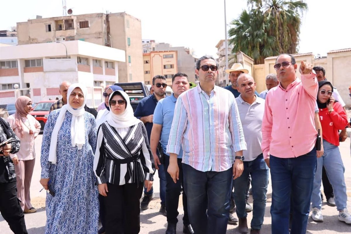 محافظ دمياط يتابع مشروعات الرصف