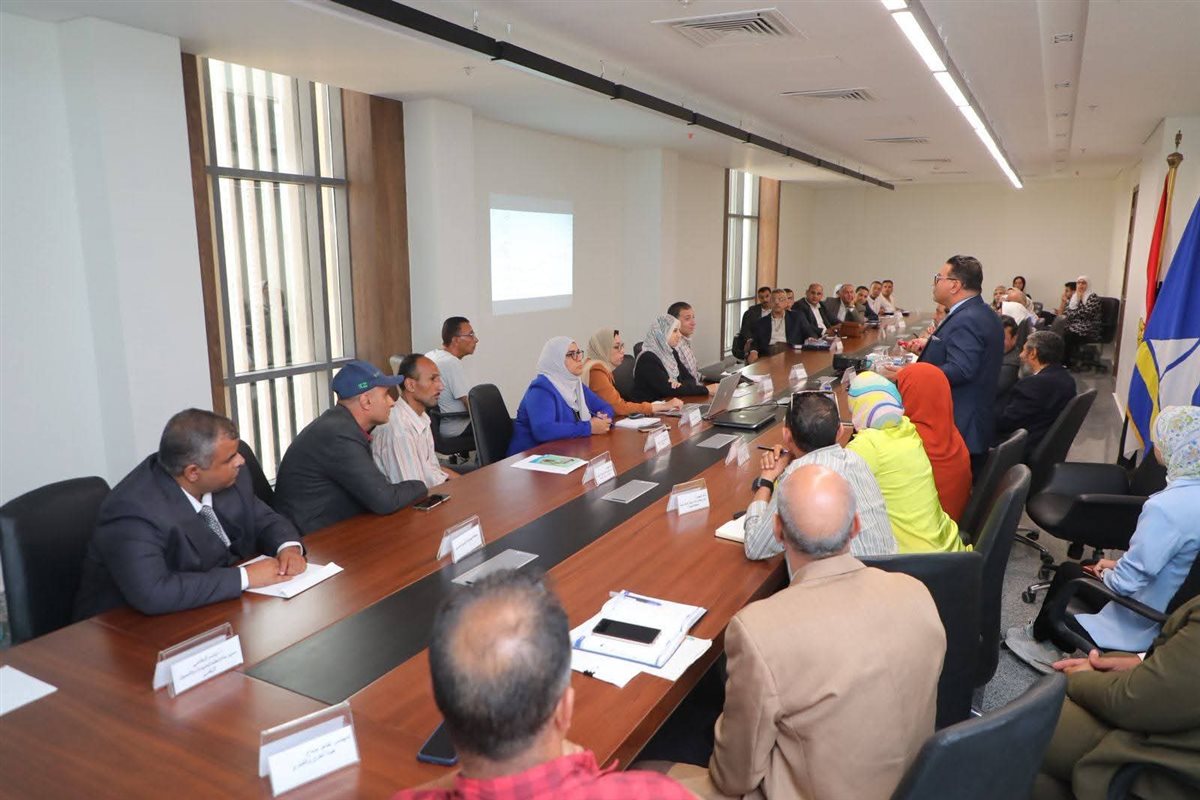 محافظ دمياط يبحث الخطة الاستراتيجية للإدارة المتكاملة للمناطق الساحلية