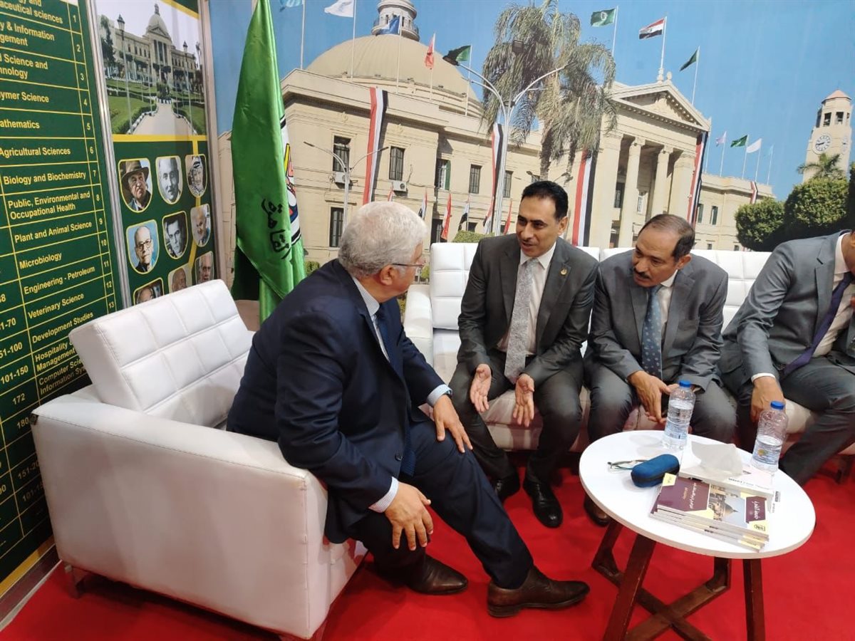 وزير التعليم العالي بجناح جامعة القاهرة بالمعرض
