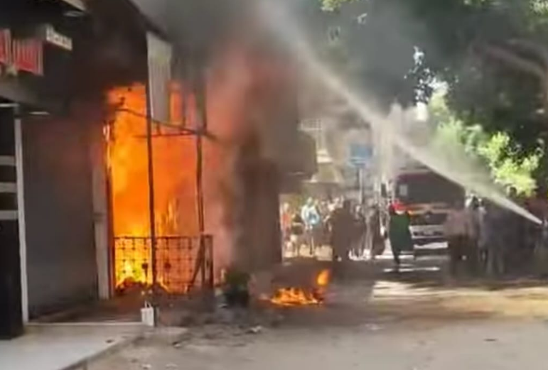 حريق محل هواتف محمول بعزبة النخل