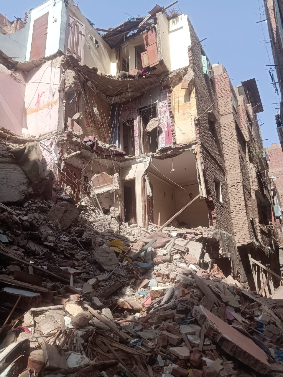 انهيار عقار بعين شمس