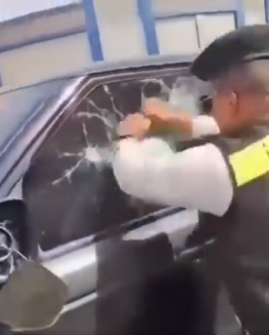 ضابط شجاع أوقف سائقًا متهورًا بيده العارية أعلى كوبري أكتوبر