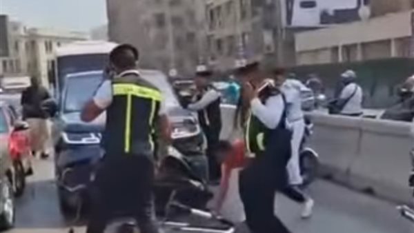 ضابط شجاع أوقف سائقًا متهورًا بيده العارية أعلى كوبري أكتوبر