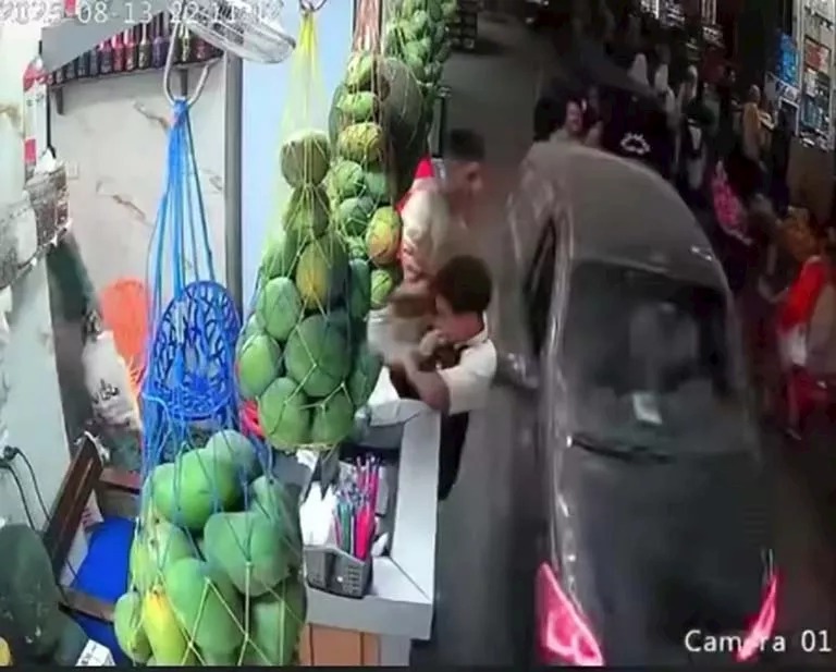 سيارة مسرعة تدهس المارة ببني سويف