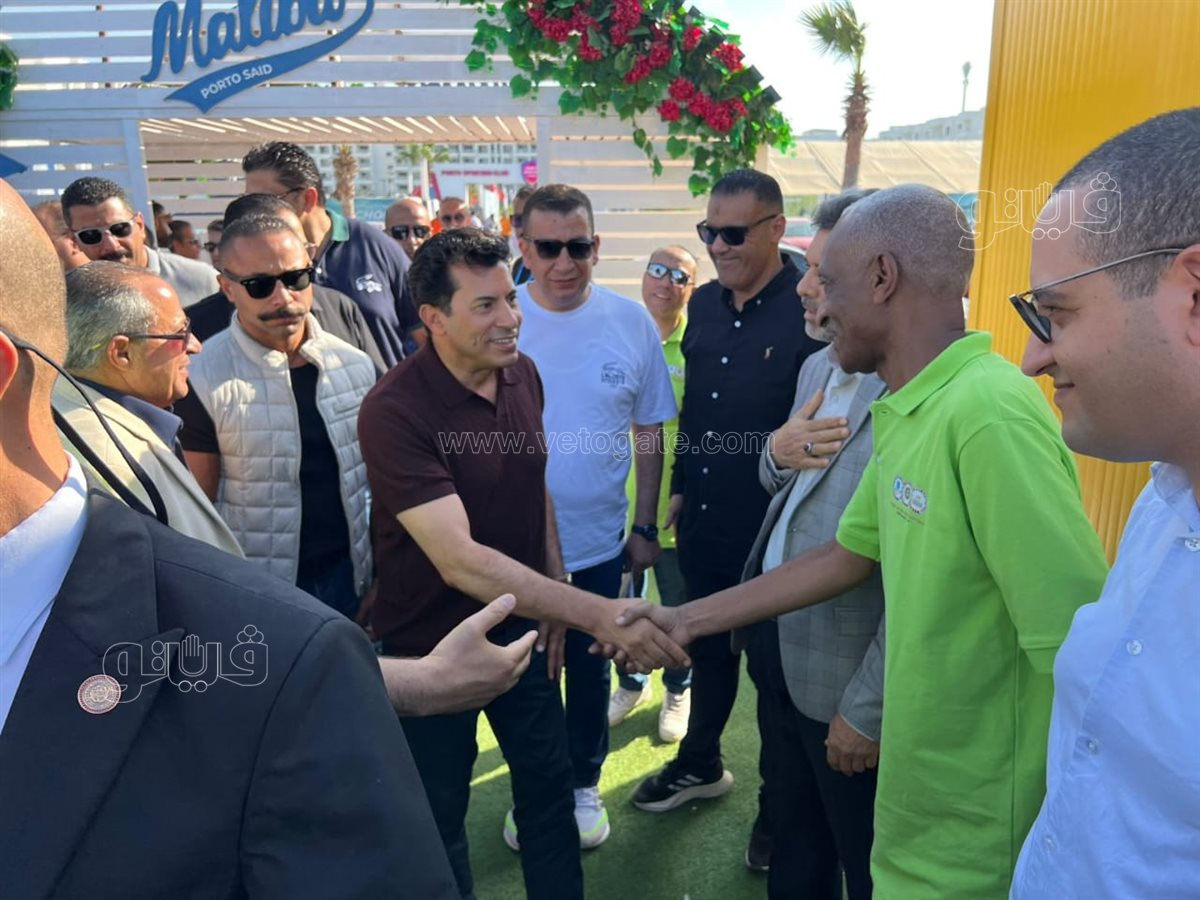 وزير الشباب والرياضة خلال زيارته لبورسعيد، فيتو