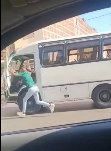 لهو سيارات الميكروباص في الطريق، فيتو