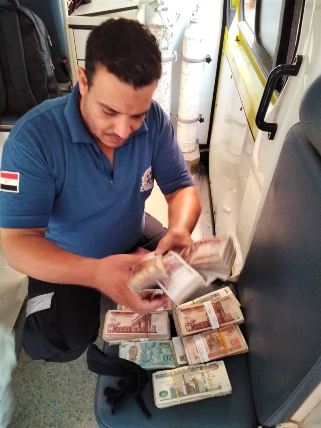 مسعف وسائق يعثران على 1.5 مليون جنيه ببني سويف