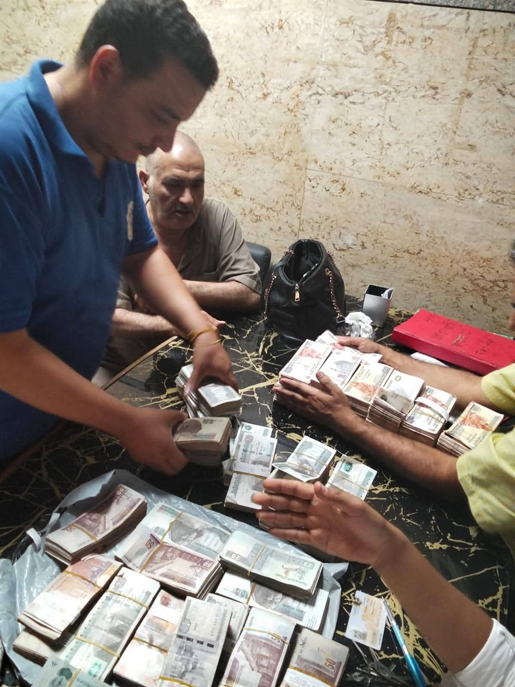 مسعف وسائق يعثران على 1.5 مليون جنيه ببني سويف