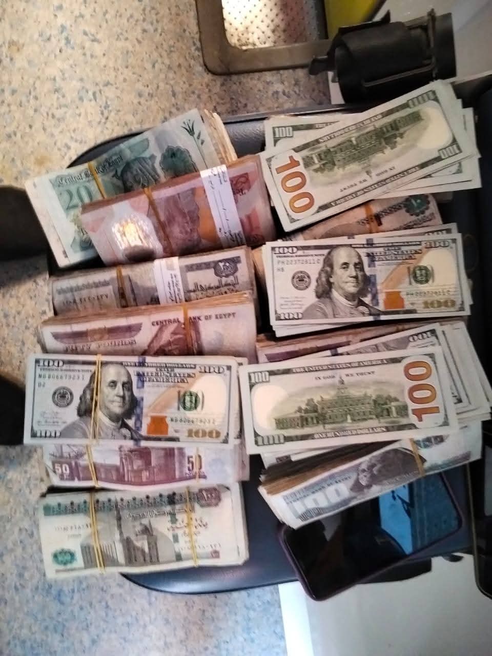 مسعف وسائق يعثران على 1.5 مليون جنيه ببني سويف