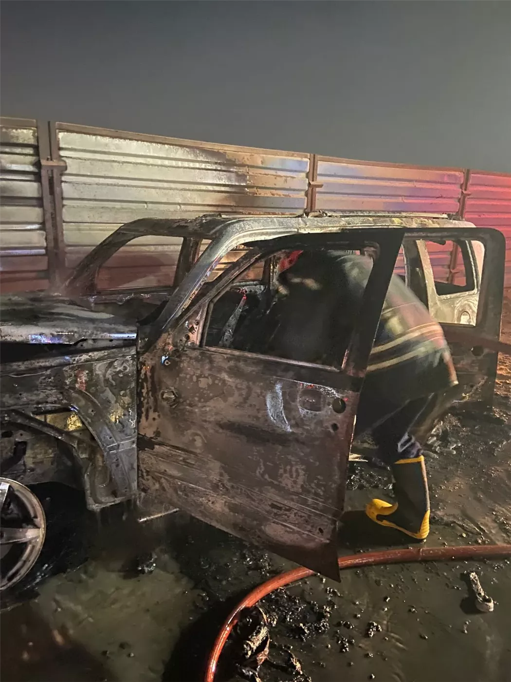 حريق يلتهم سيارة أعلى الطريق الدائري.. الحماية المدنية تسيطر