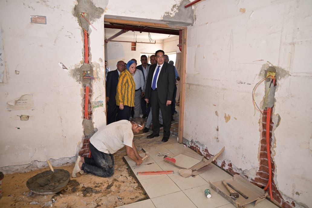 رئيس جامعة القاهرة يتفقد المدن الجامعية