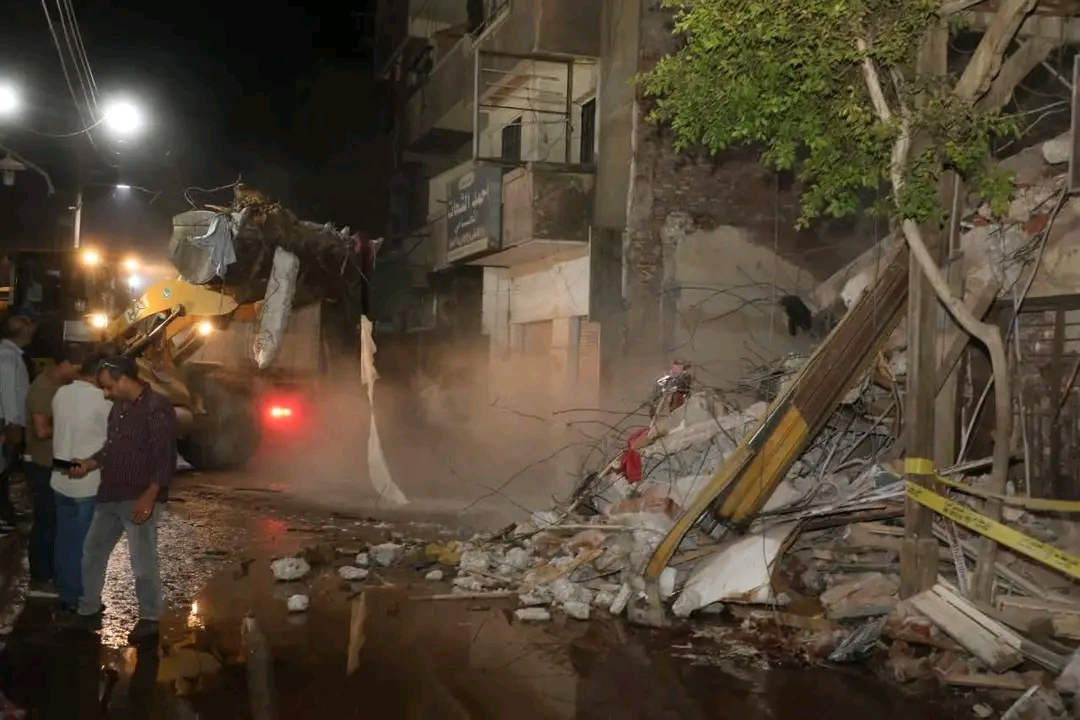 موقع انهيار عقار سكني بالزقازيق،فيتو