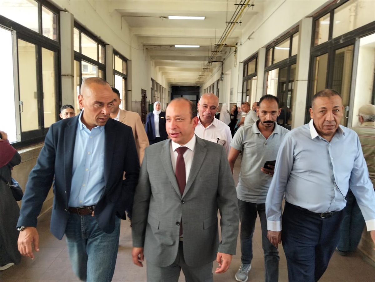 عميد قصر العيني خلال الجولة