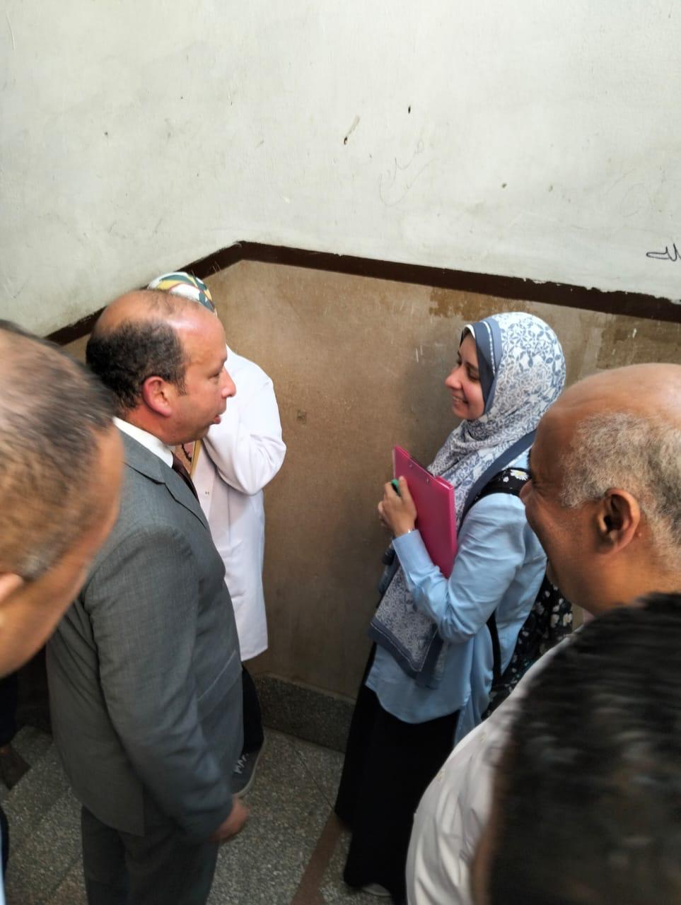 عميد قصر العيني خلال الجولة