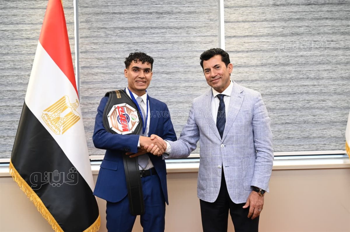 أشرف صبحي يلتقي بطل الكيك بوكس بعد اختياره تمثيل مصر على حساب إيطاليا