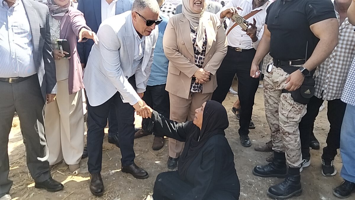 جانب من لقاء محافظ الإسماعيلية بالسيدة، فيتو