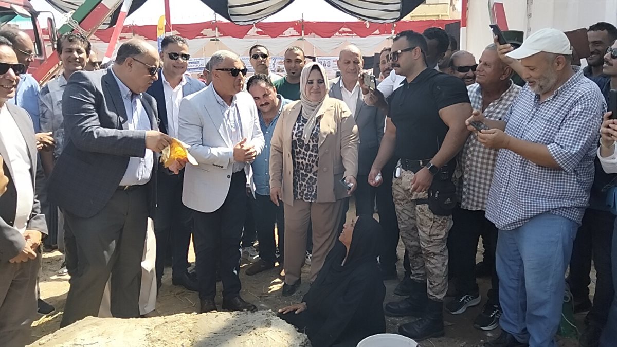 جانب من لقاء محافظ الإسماعيلية بالسيدة، فيتو