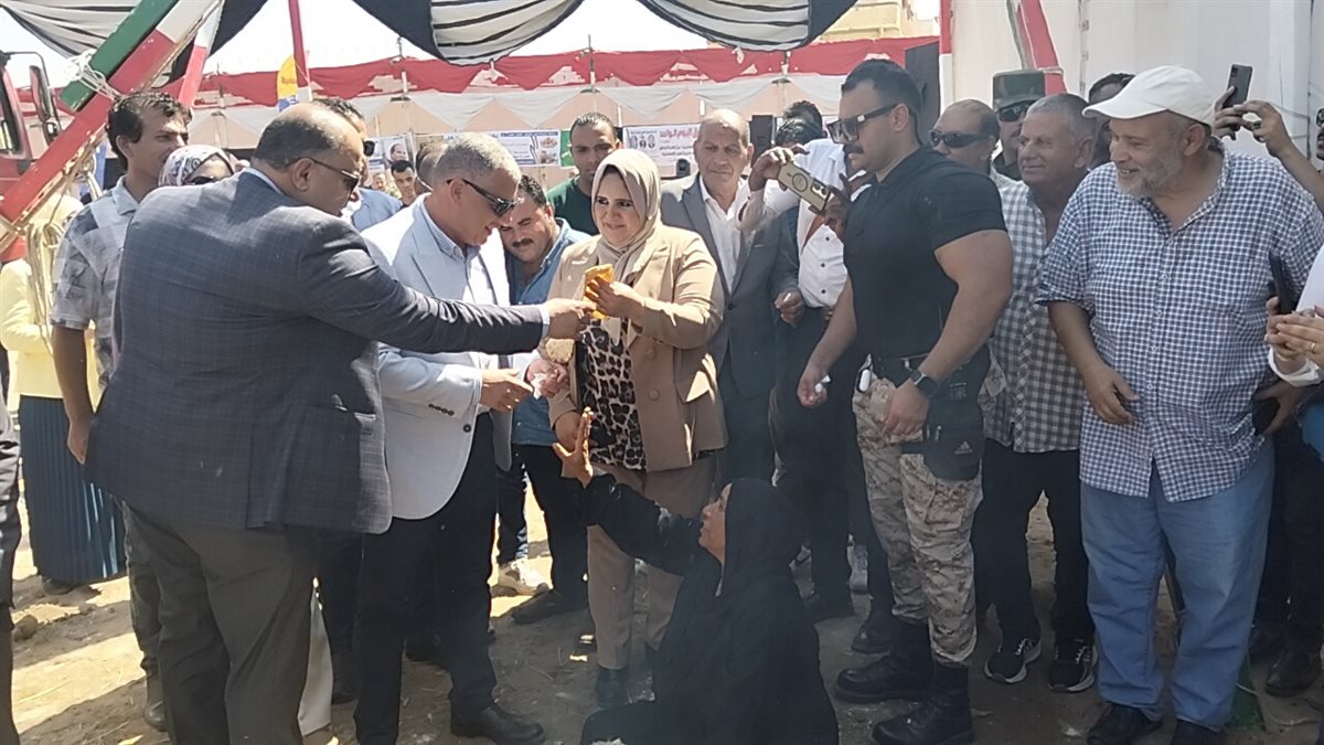 جانب من لقاء محافظ الإسماعيلية بالسيدة، فيتو