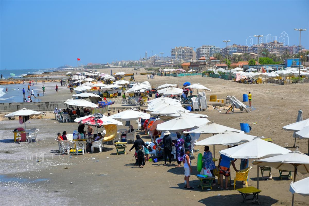 إقبال كبير على شاطئ بورسعيد، فيتو